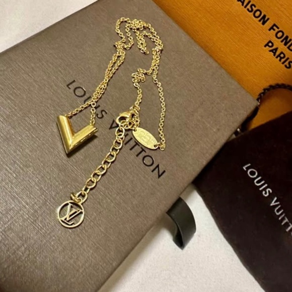 Louis Vuitton Essential V Necklace - Picture 2 of 4